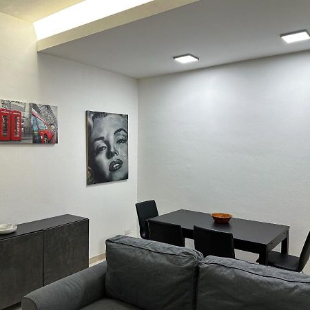 Modern Cenisio Apartment - Self Check-In & Parking Milan Bagian luar foto